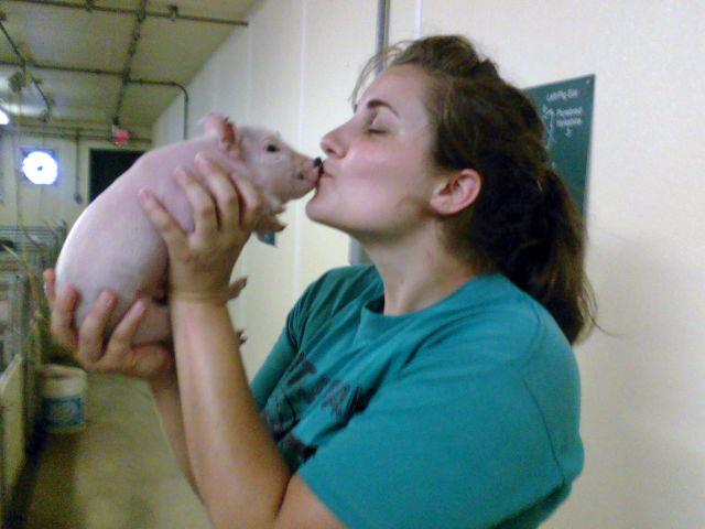 Jessica kisses a piglet